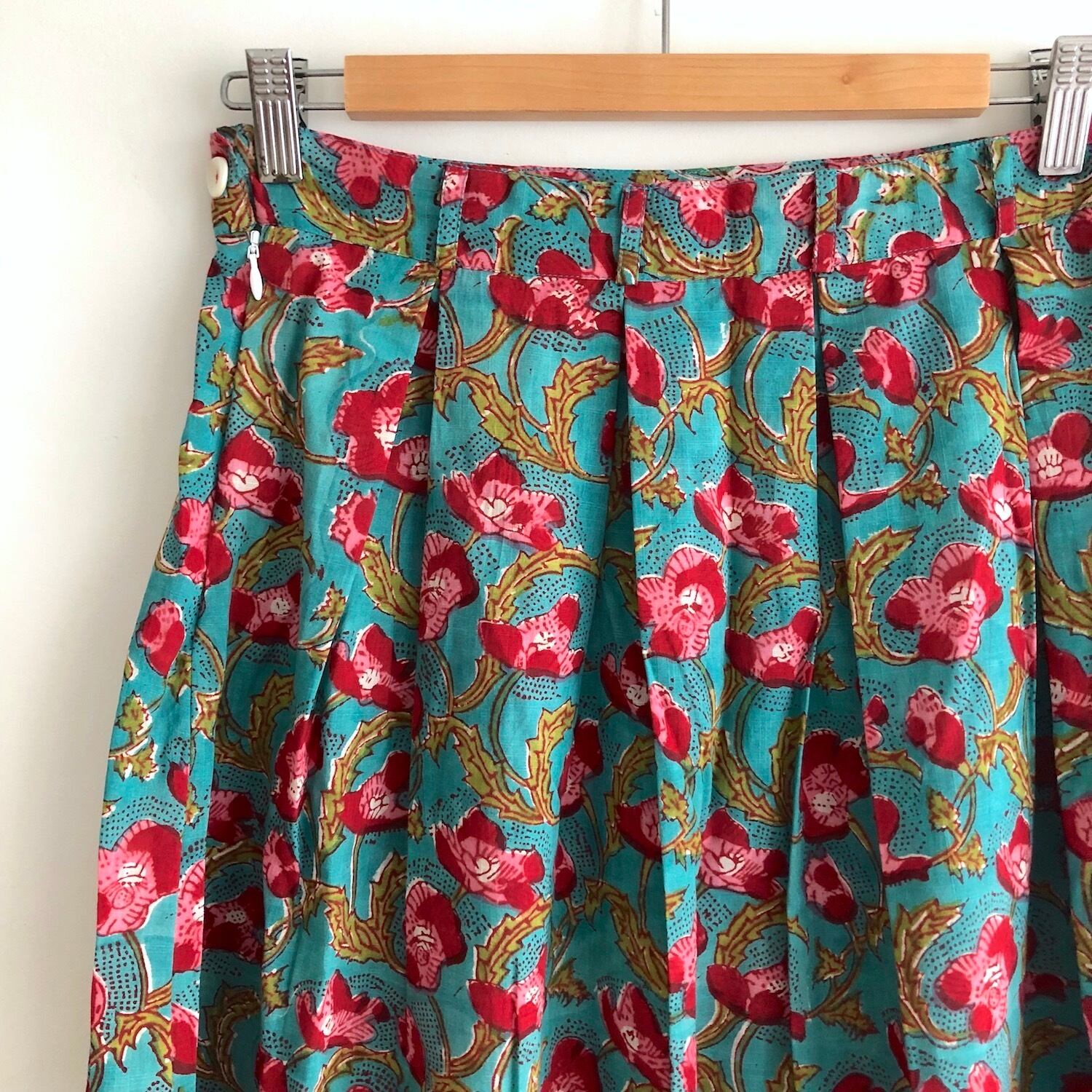 ブロックプリントのタックスカート|浅葱に赤花