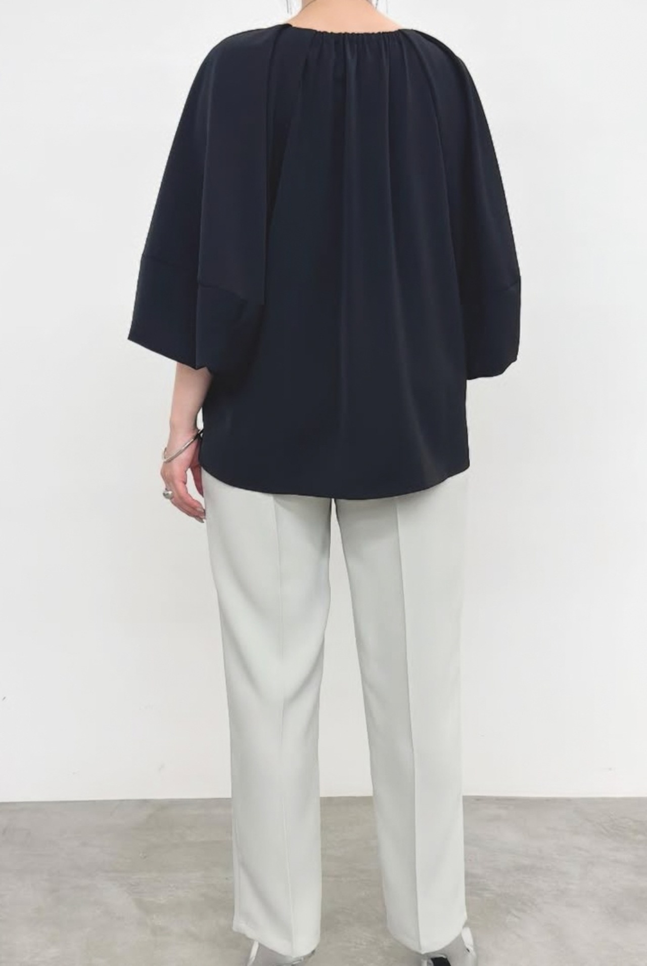 NUS シルキーツイル　タックデザインボリュームブラウス　12-35002