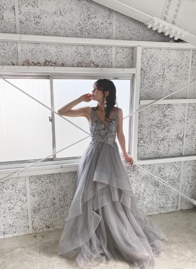 カラードレス グレー 3D立体レース刺繍 背中見せ ラッフルフリル  