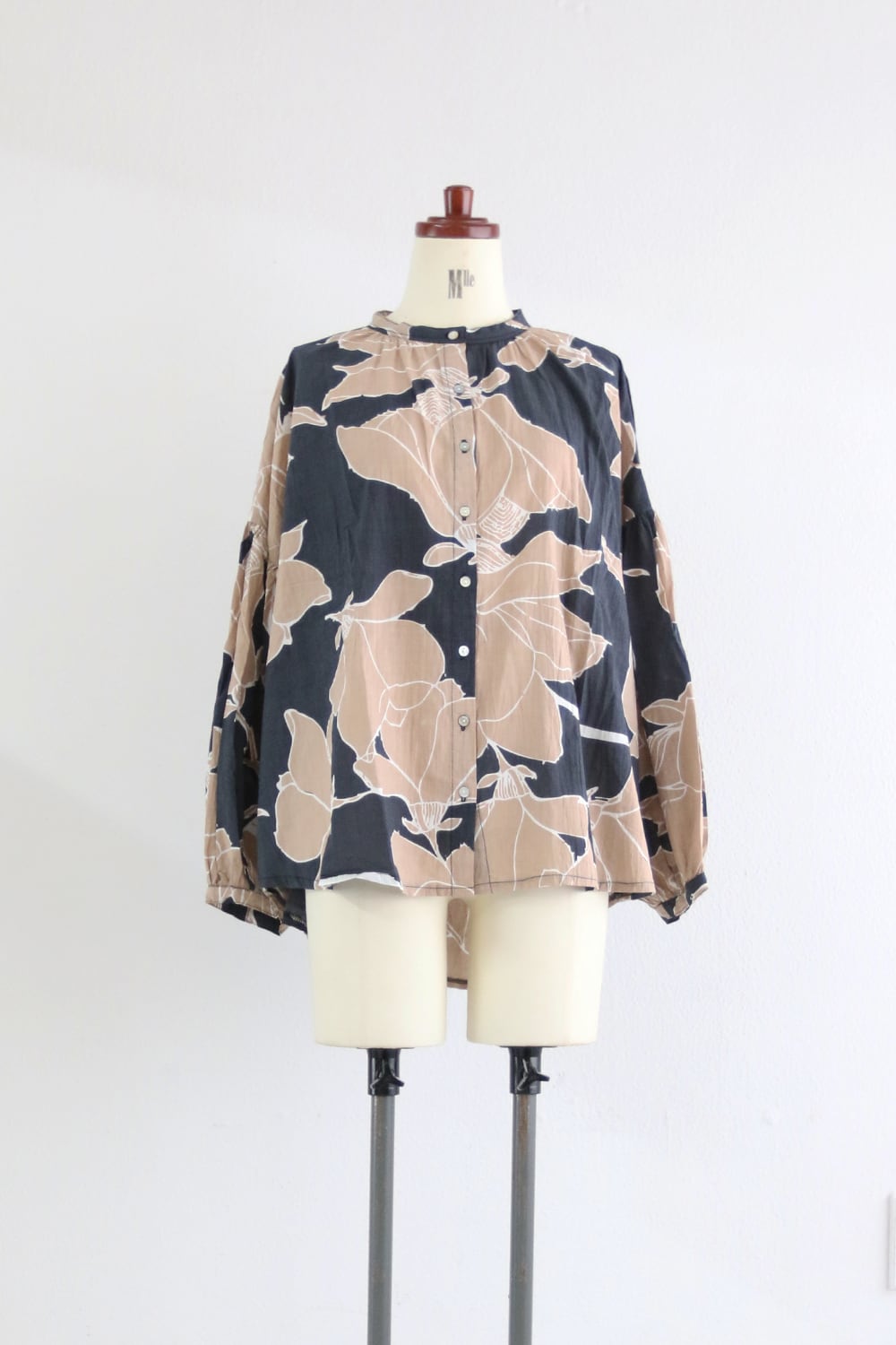 フラワープリント ディファレントマテリアル ボリュームブラウス / FLOWER PRINT DIFFERENT MATERRIAL VOLUME BLOUSE (26S31006E)
