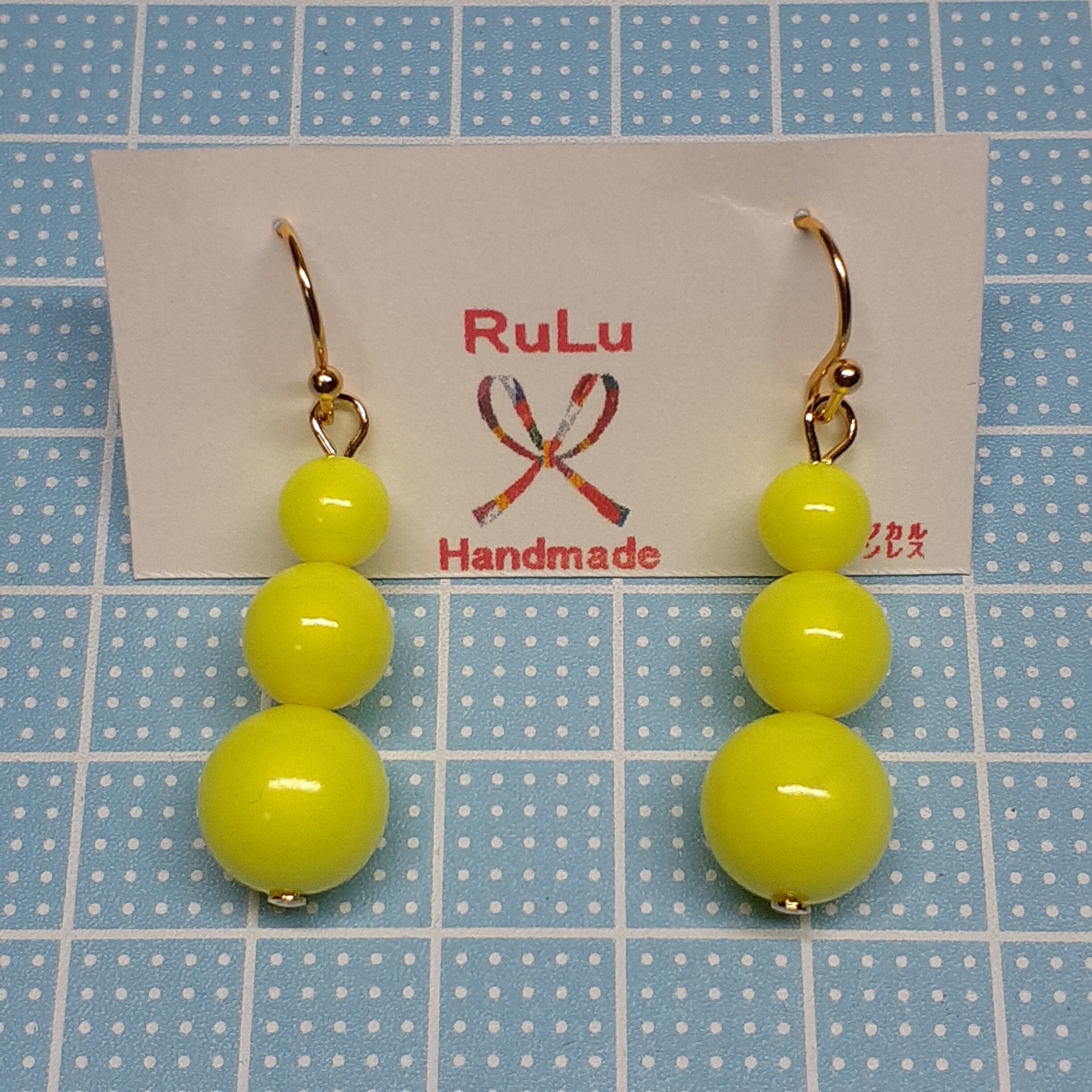 1051,大ぶりスマイルネオンカラーピアスイエロー ネオンカラーミニピアス | るるロック