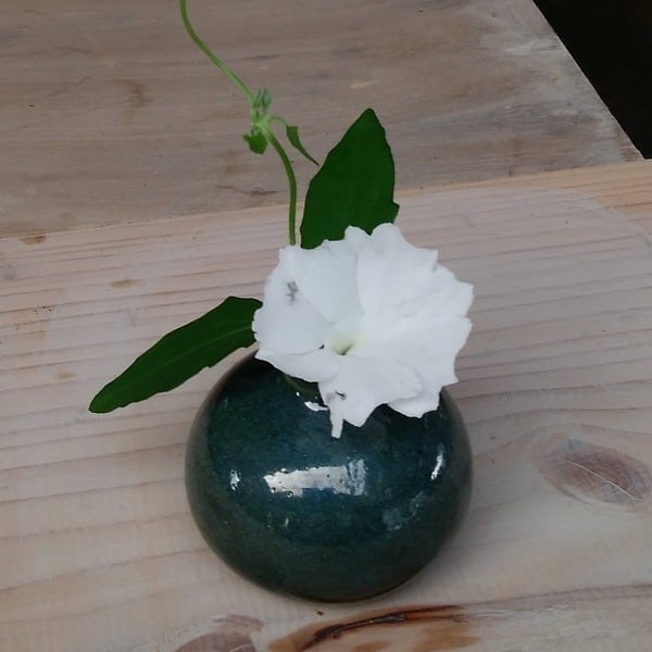 一輪挿し 細首・丸形・輪花 緑釉【青陶舎】 | 沖縄の工芸品 うぃーりきさん