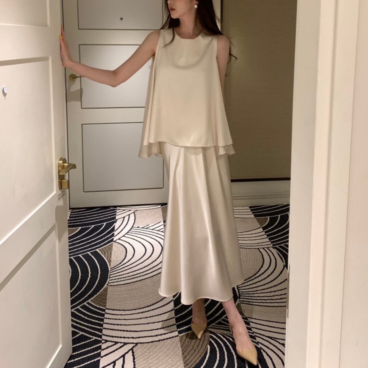 アシンメトリー サテンノースリーブ&スカート セットアップ A4262