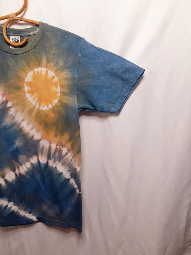 太陽と月と山の手染めTシャツ・兼用Mサイズ（藍染＆ベンガラ染め）