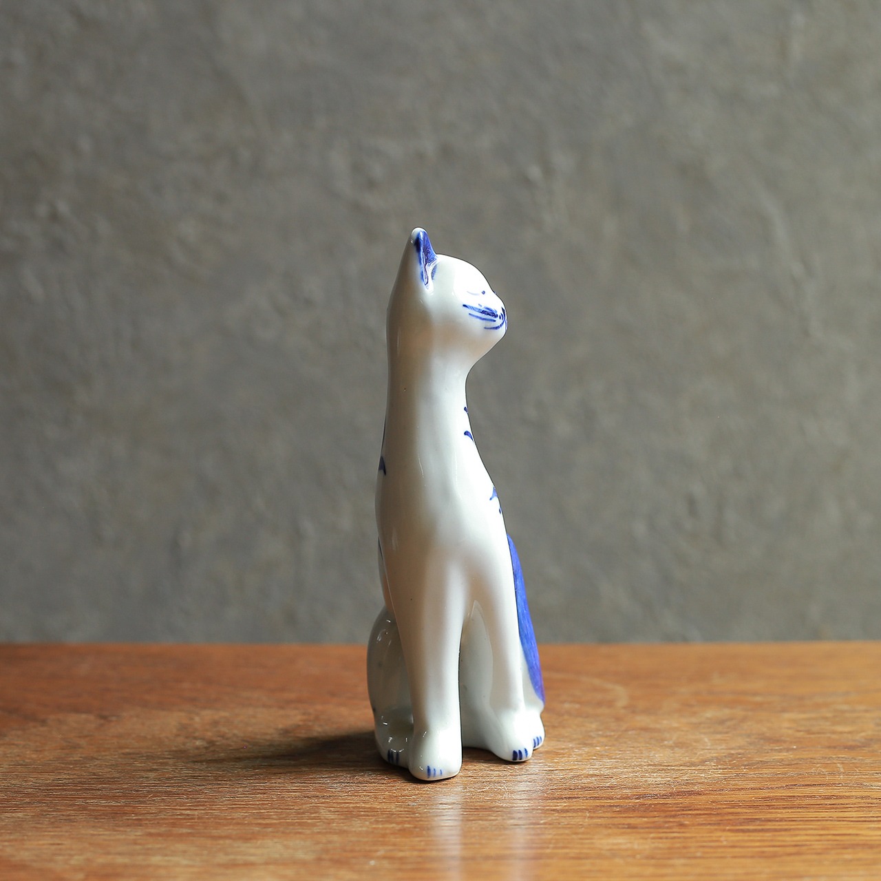 そっと目を閉じた、美しい模様のネコ 1