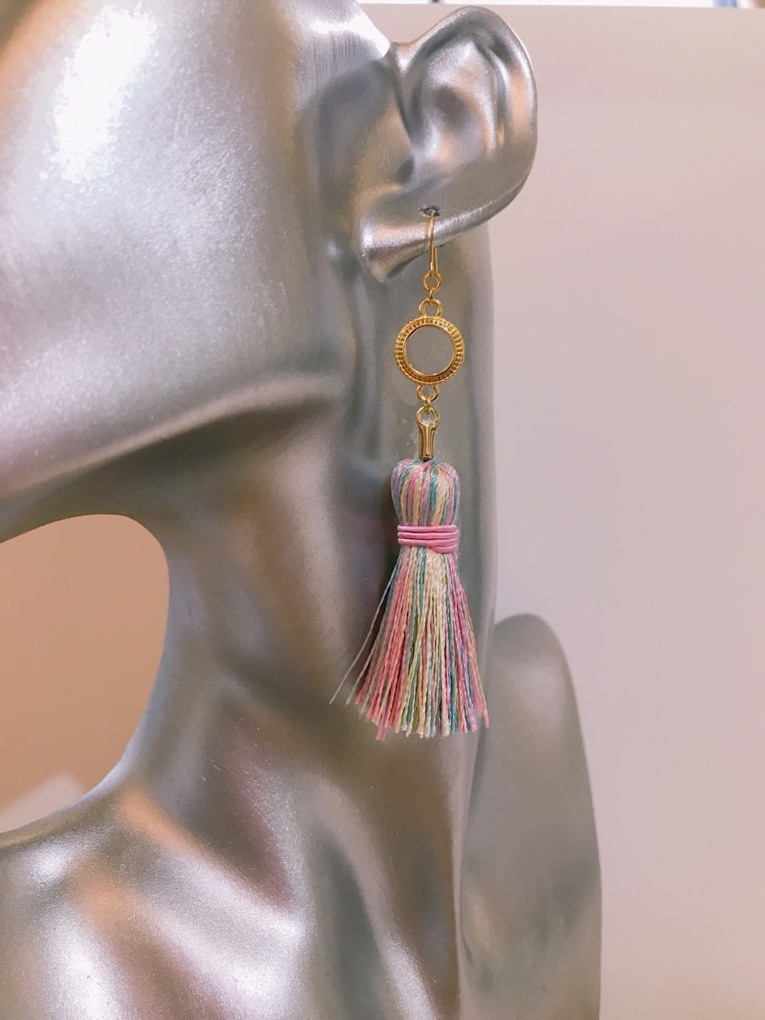 レインボーマルチカラーのパステルタッセルピアス♡K14GF | Clear Lily