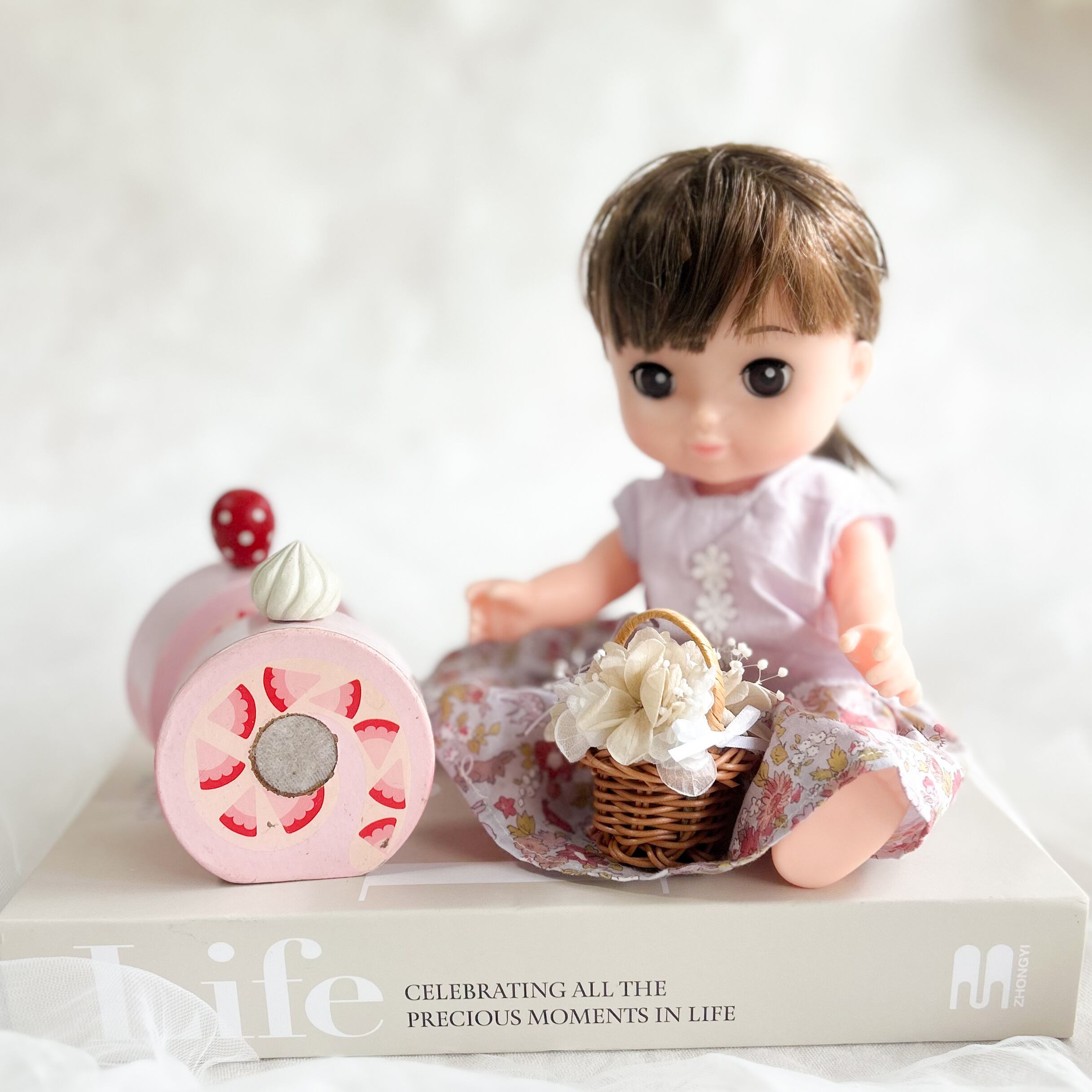 Doll beige white flower bascket