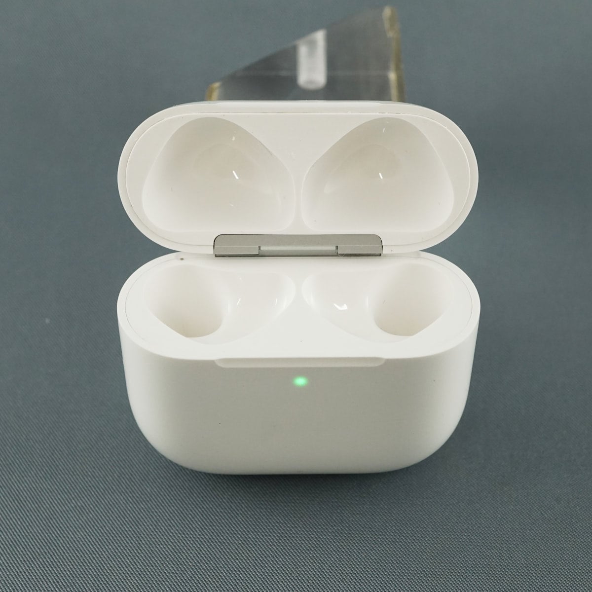 Apple AirPods 4 充電ケースのみ USED品 ノイズキャンセリング搭載 第
