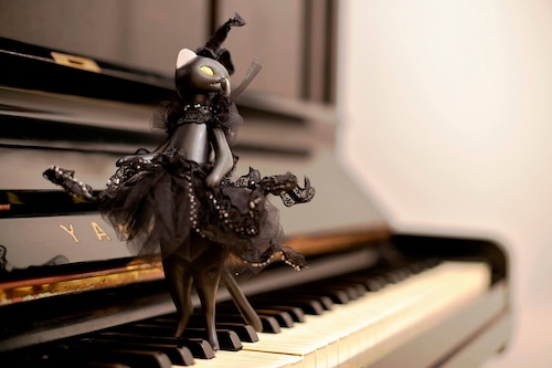 ポストカード＿カリントウ姫 on the piano （たつたゆきこの造形作品より）