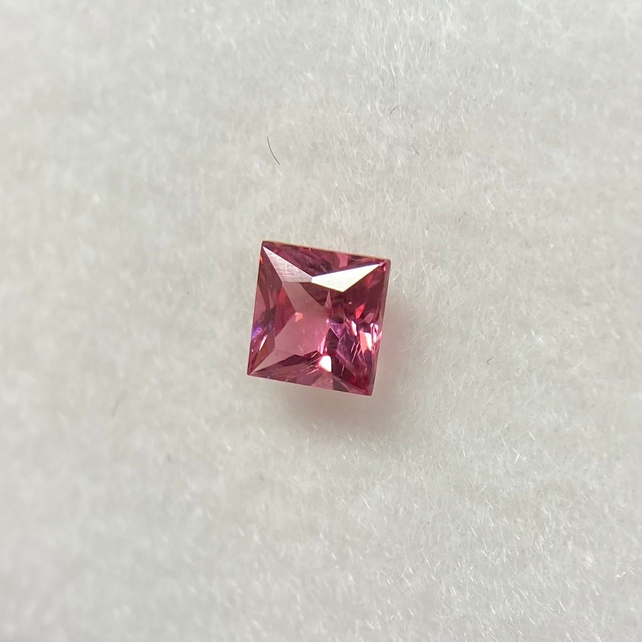 プリンセスなスピネル 3.5mm*3.5mm 濃いめ　No.PS1-1