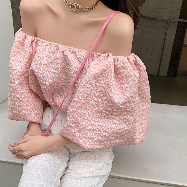Pink tops with bare shoulders　220311