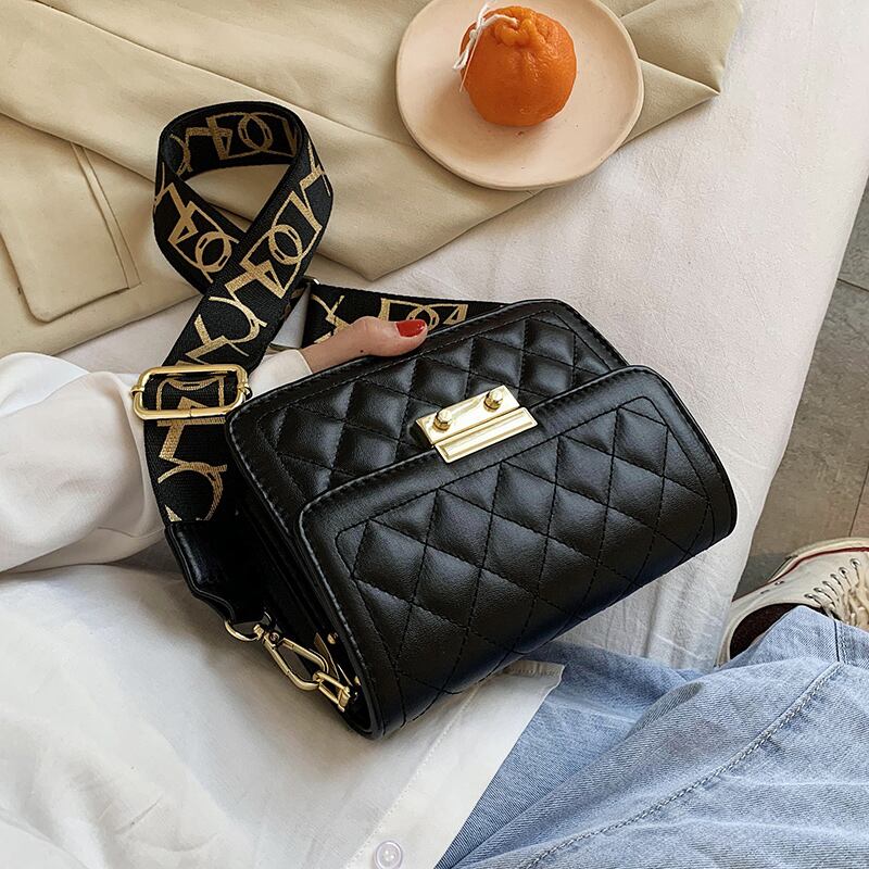 スモールバッグメス2020秋冬新流行ファッションワイルドワンショルダーメッセンジャーバッグネットレッドダイヤモンドワイドショルダーストラップスモールスクエアバッグ Tiancai_Wing_Bag68507598324