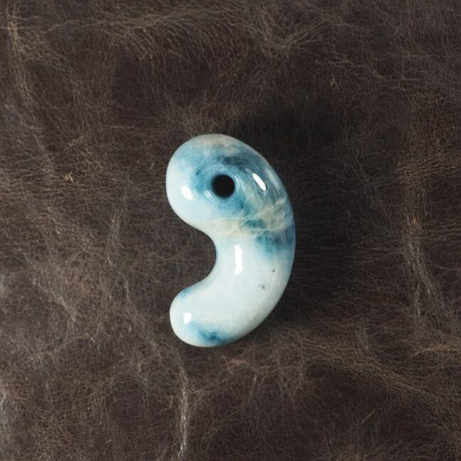 糸魚川翡翠 コン沢 青翡翠 勾玉 13.4g Itoigawa Blue Jadeite magatama