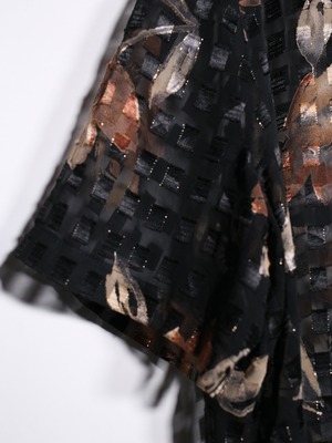 flower art graphic and many square pattern over silhouette s/s sheer shirt