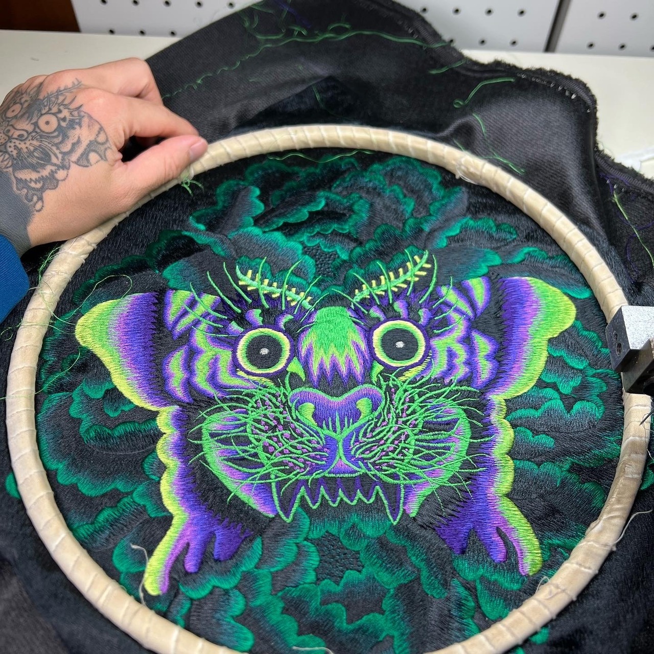 蛾虎刺繍パネル