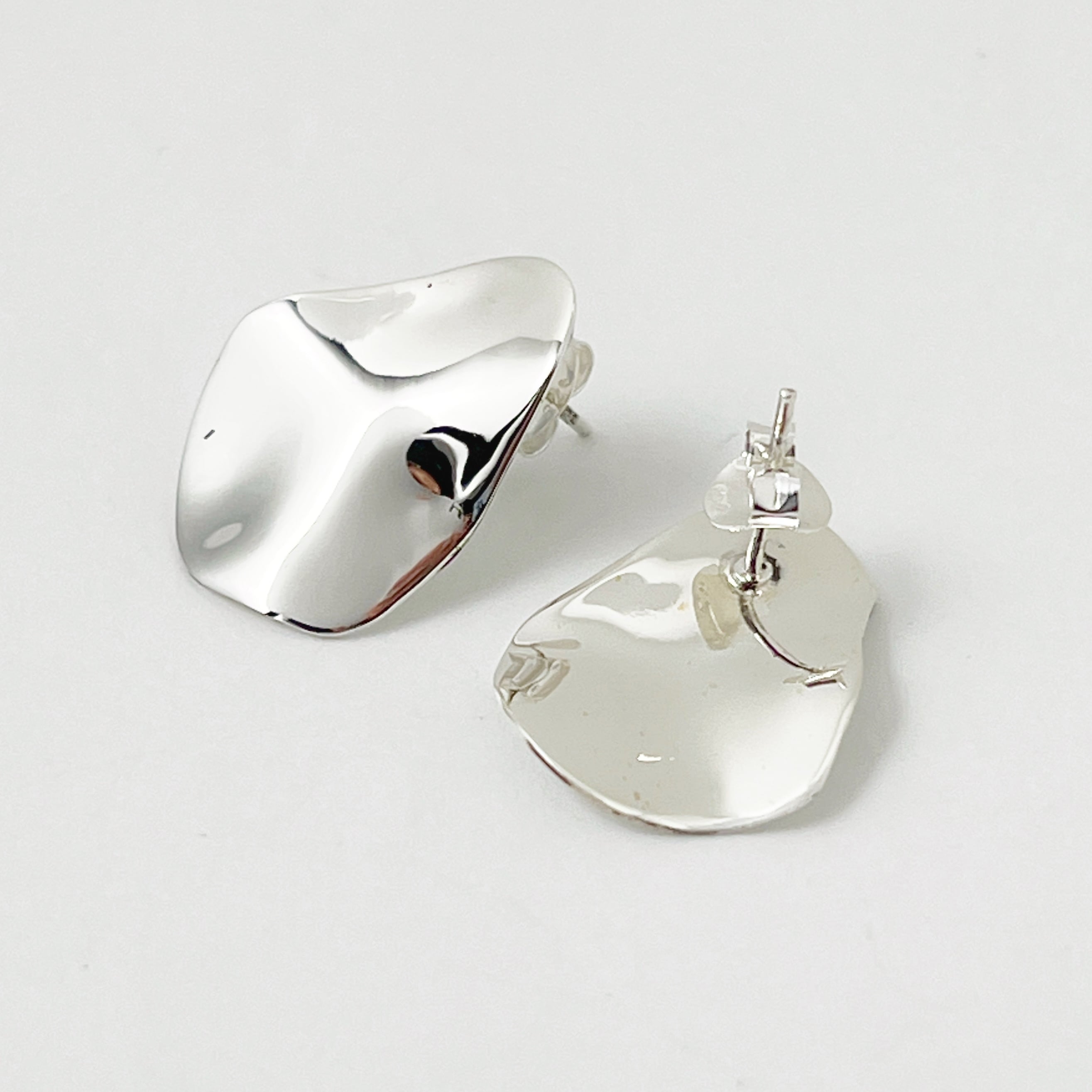 【美品】ナミナミ 洋梨 スタッドピアス 小顔効果と レフ板効果 ナミナミ 洋梨 スタッドピアス 小顔効果と レフ板効果 | 【公式通販
