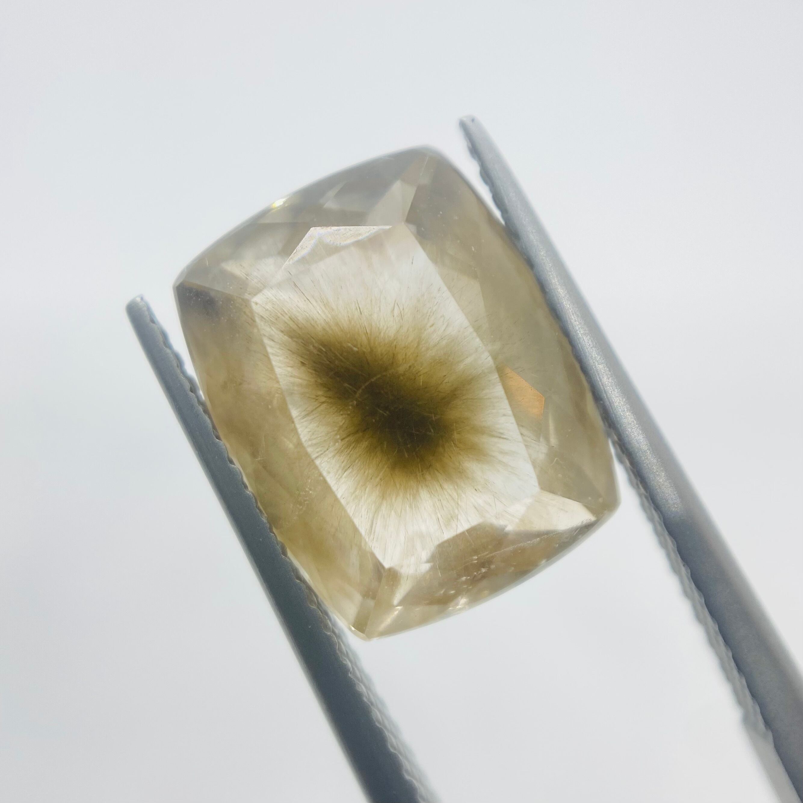 小鳥の羽のようなポンポンクオーツ