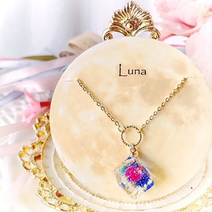 5368  No.22 お花のキューブと淡水パールのネックレス【Luna】