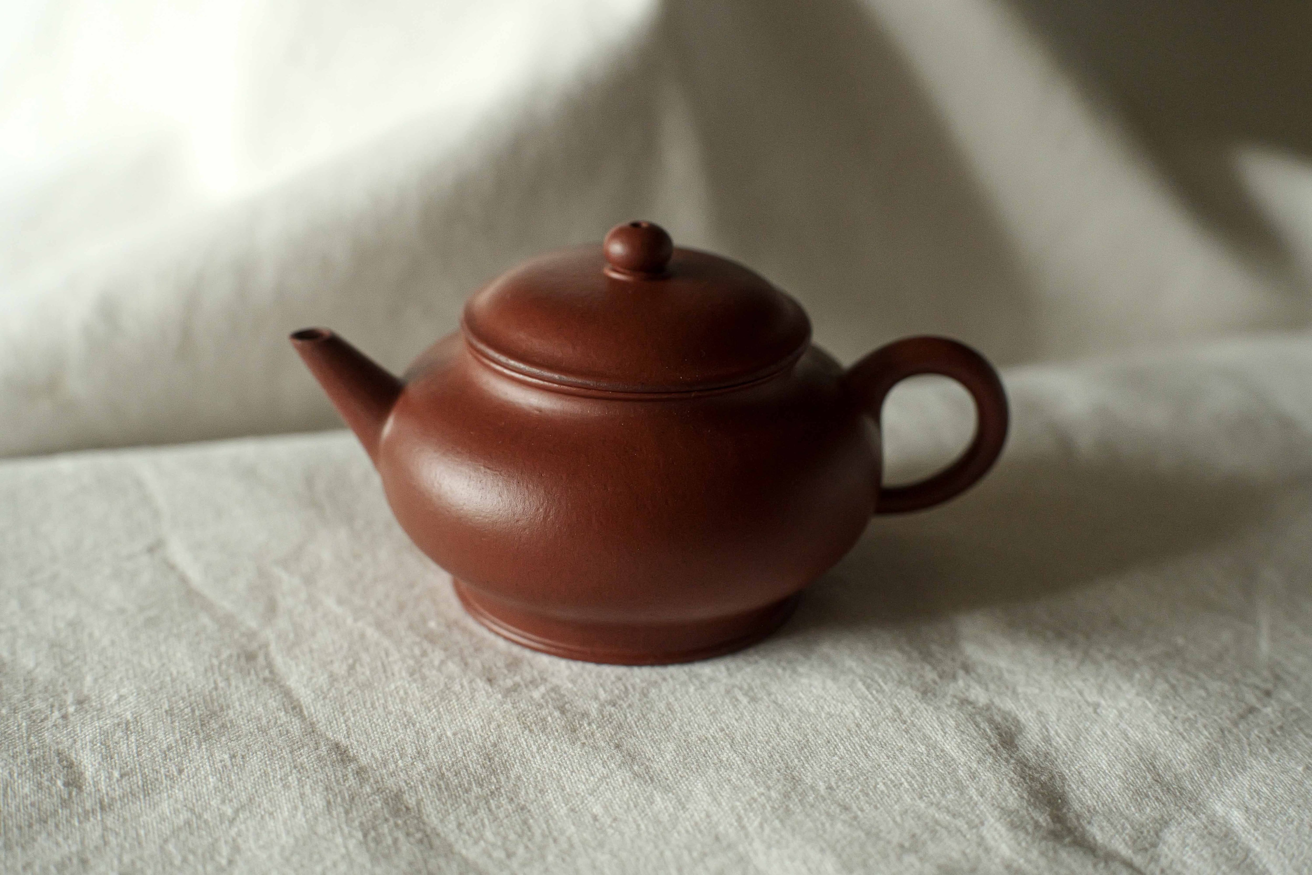 予約商品＞宜興紫砂壺「扁燈」（約75cc・全手工）・趙莊朱泥嫩鉱/老鉱