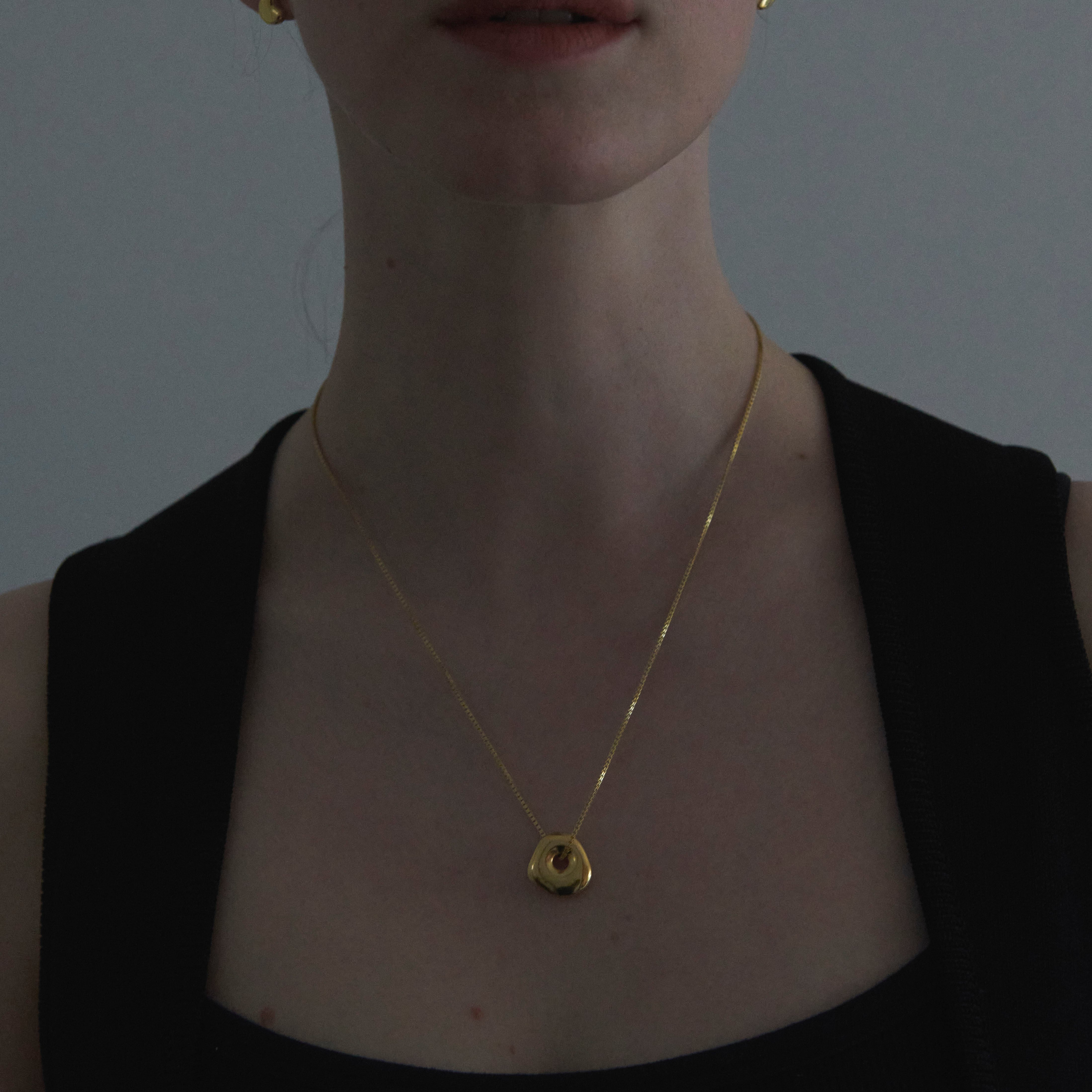 アクセサリーその他 Shells Pendant Necklace Lee Orb Pendant Necklace in GOLD-WHITE-CZ | Vivienne Westwood®