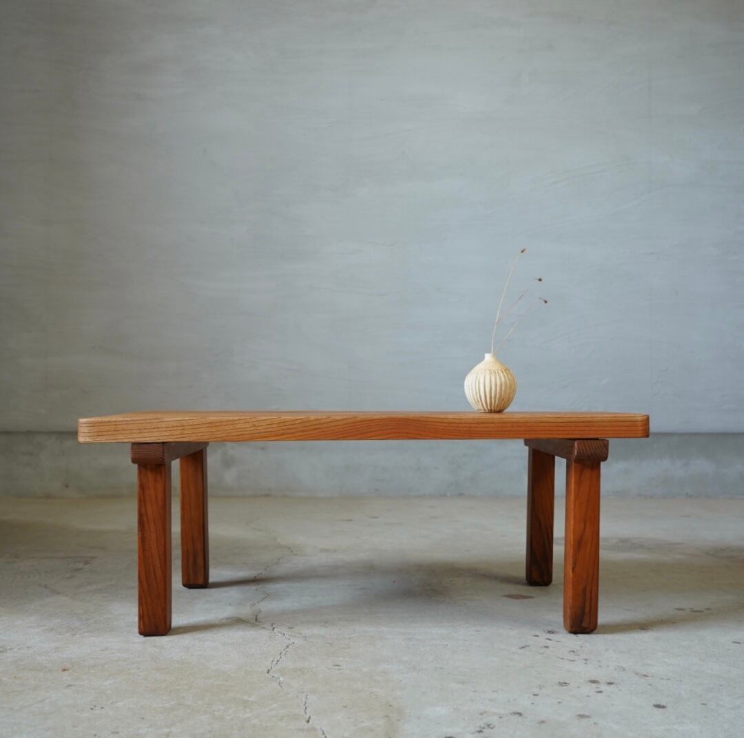 美しい木目のコーヒーテーブル