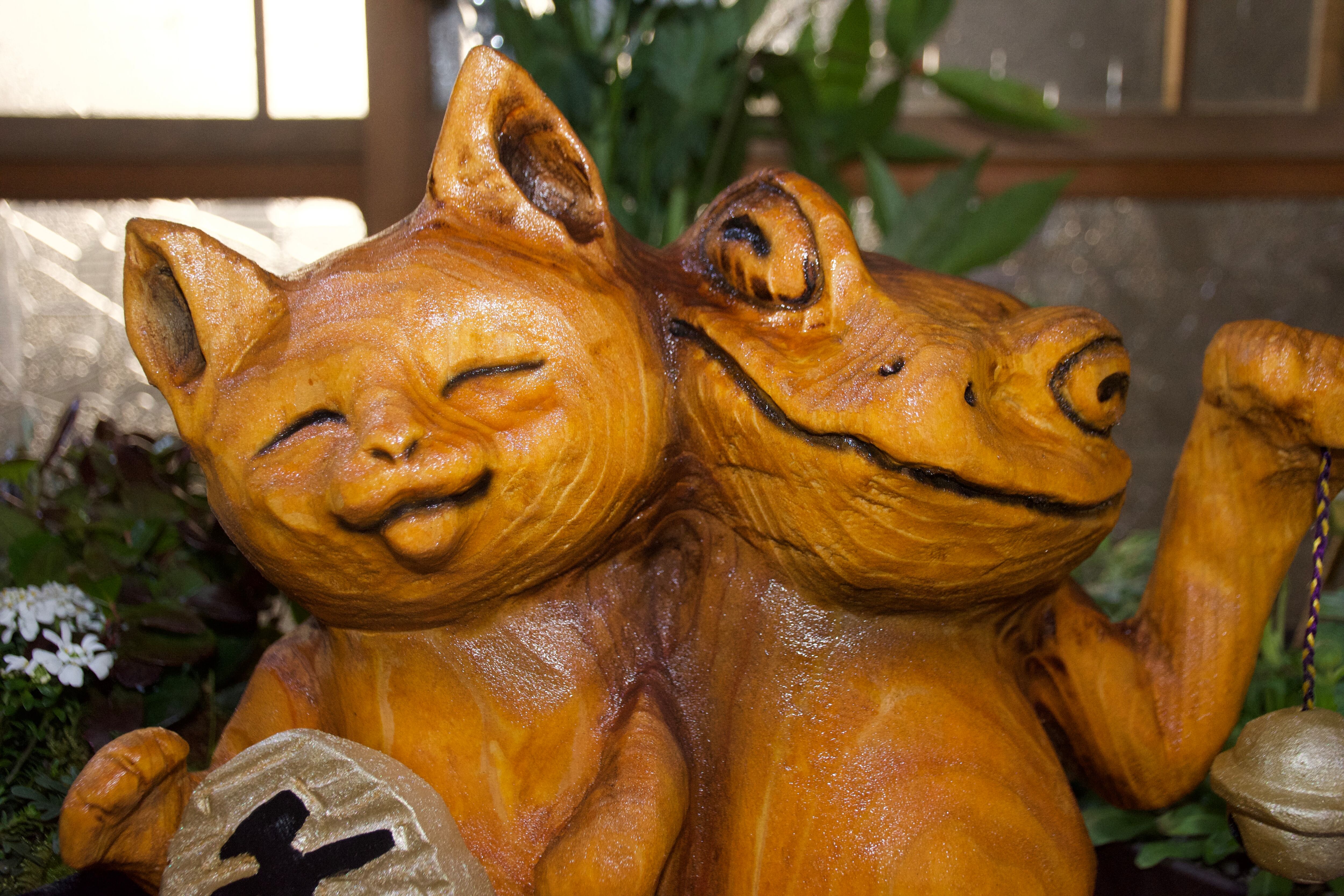 招き猫と招き蛙 チェーンソーアート作品 | チェンソーアート彫哲ショップ