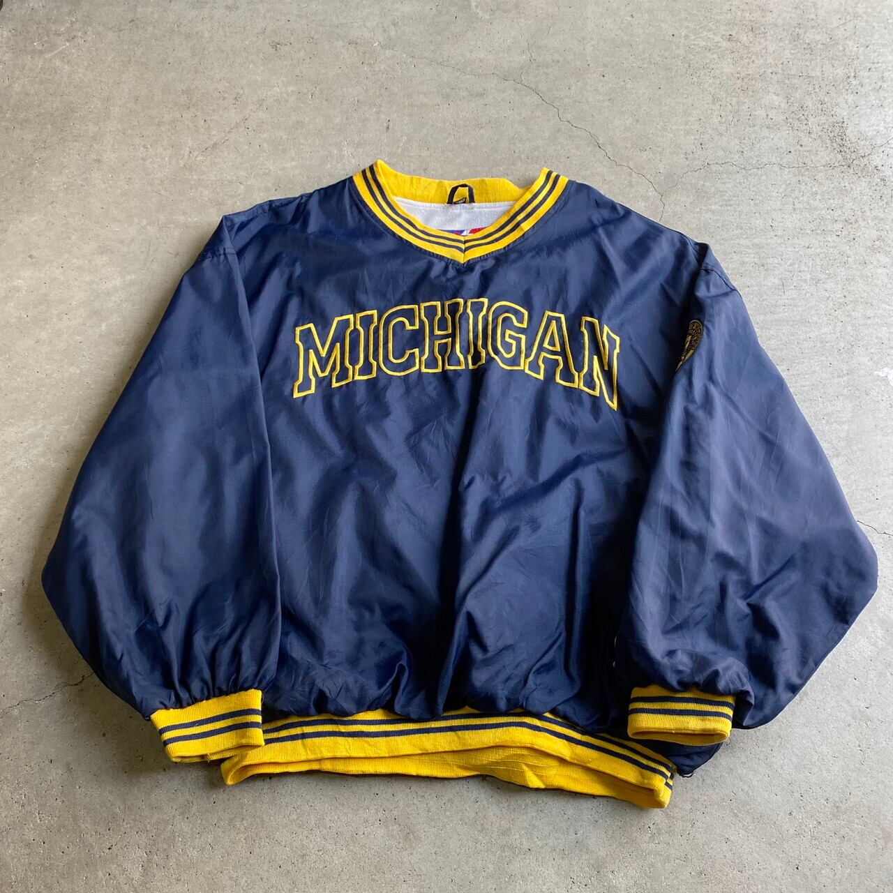 ビッグサイズ 90年代 PRO PLAYER MICHIGAN カレッジロゴ 刺繍 Vネック プルオーバー ナイロンジャケット メンズ2XL相当 古着  90s ビンテージ ヴィンテージ ウォームアッププルオーバー ナイロンプルオーバー ネイビー イエロー 紺色 黄色 ...