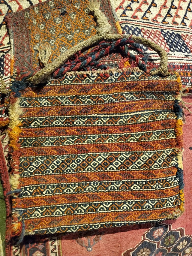 絨毯クエスト40【No.85】ホルジン 紐付き袋 ※現在、こちらの商品はイランに置いてあります。ご希望の方は先ずは在庫のご確認をお願いします。