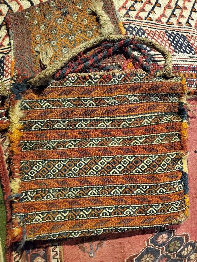 絨毯クエスト40【No.85】ホルジン 紐付き袋 ※現在、こちらの商品はイランに置いてあります。ご希望の方は先ずは在庫のご確認をお願いします。