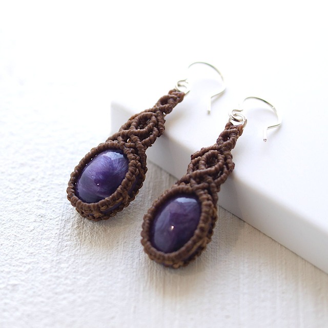 【一点物】チャロアイトのオーバルルースを包んだマクラメピアス・イヤリングNo.2