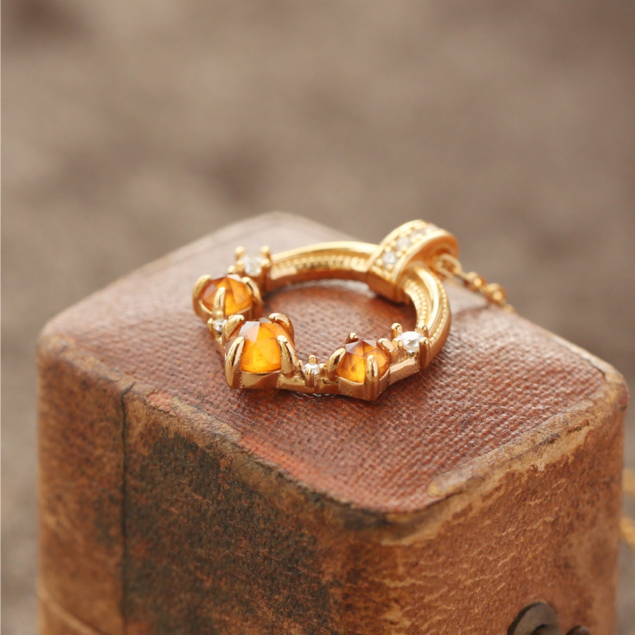 東方の三賢者 ガーネットのネックレス M23663