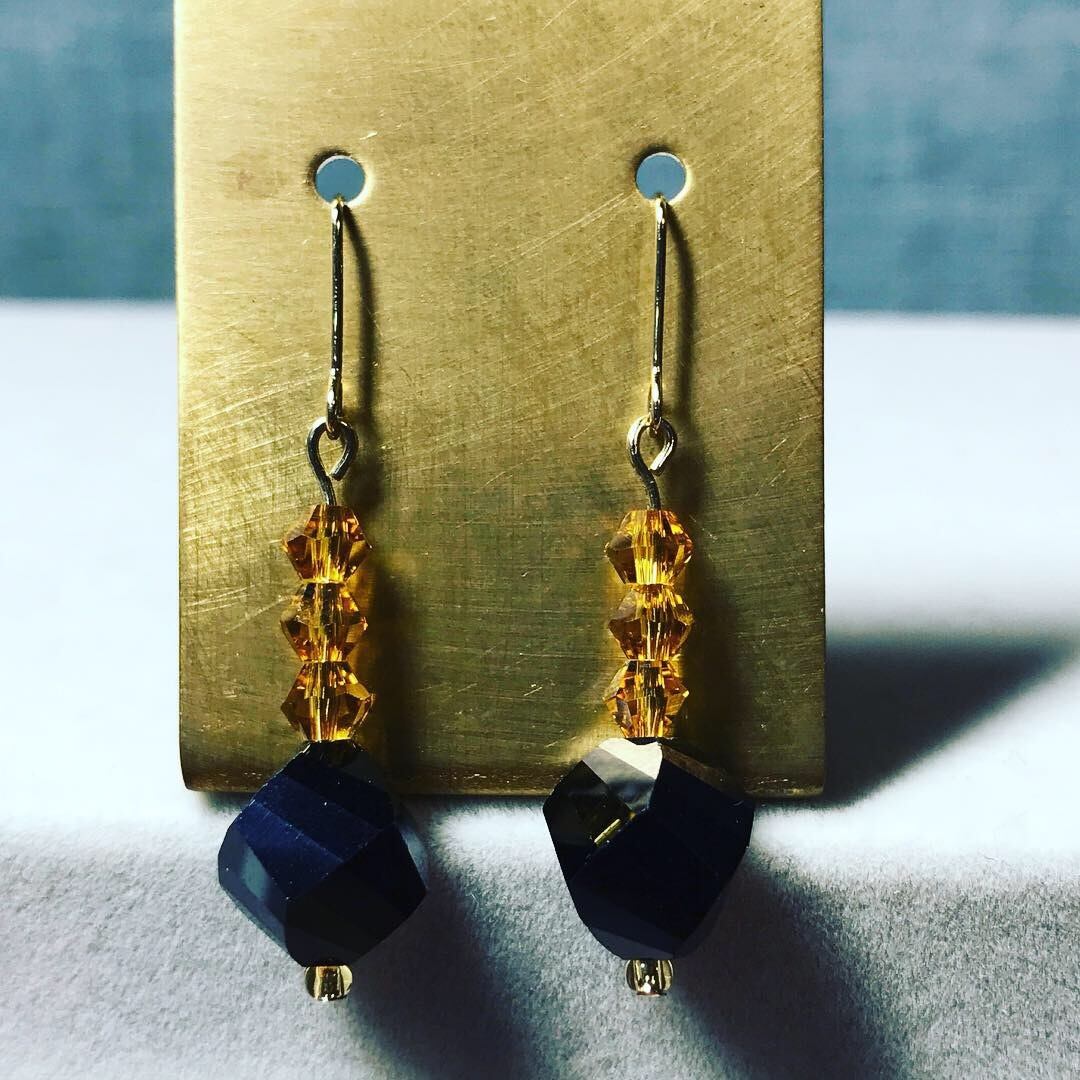 0024：ブラック×べっ甲色 ガラスピアス