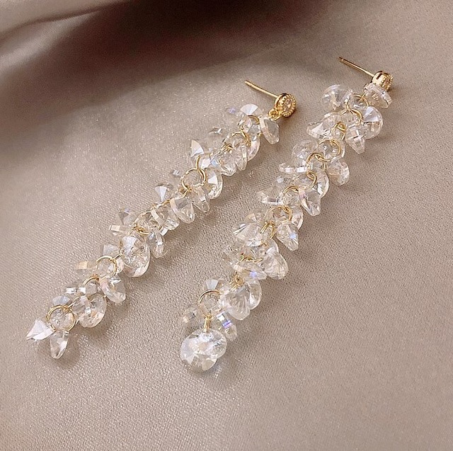 クリスタル タッセル イヤリング かわいい シンプル 上品 おしゃれ お洒落 かっこいい エスニック 大人可愛い 大人女子 レディース お出かけ 休日 パーティー イベント 旅行 高見え 格上げ トレンド シーズンレス 誕生日 結婚式 二次会 披露宴