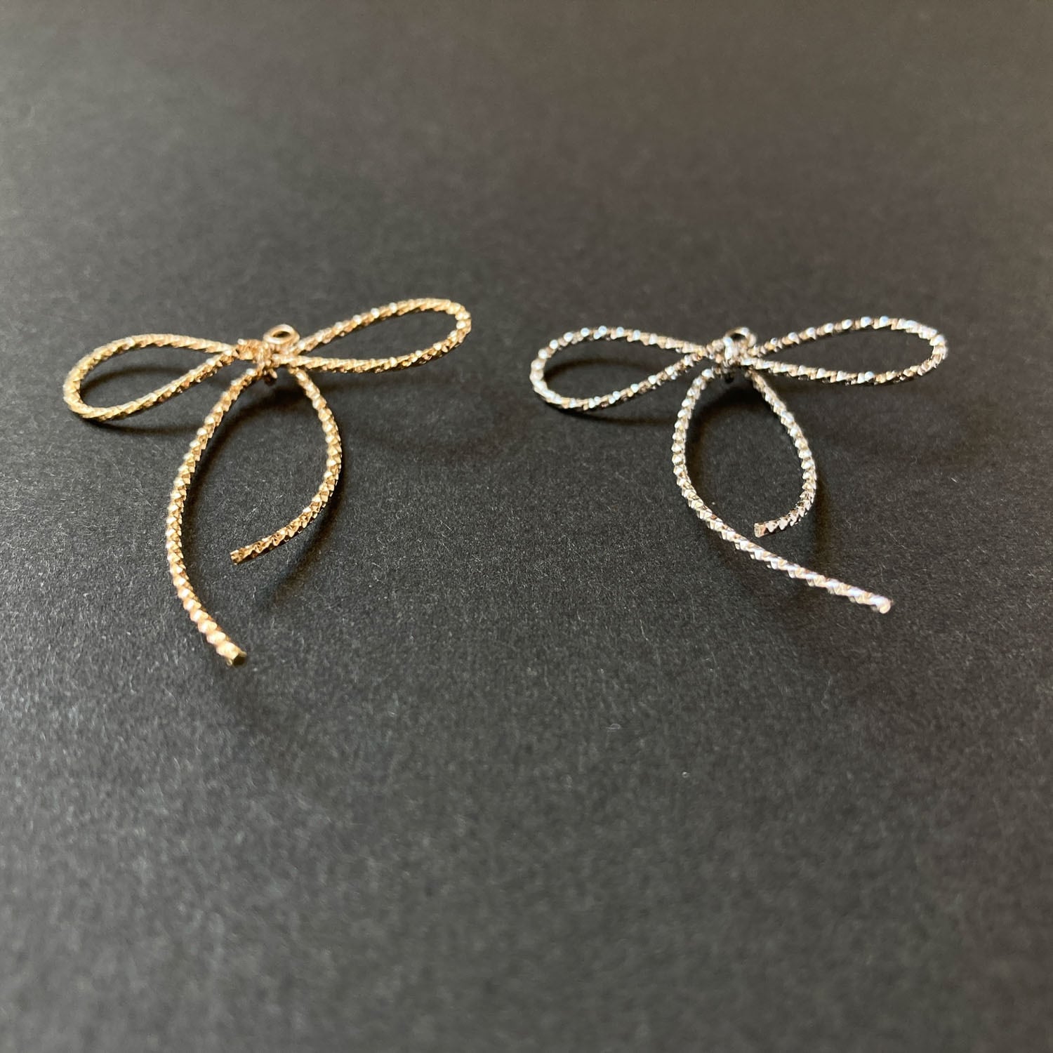 華奢ワイヤーキラキラリボンチャーム | Dua-アクセサリーパーツショップ