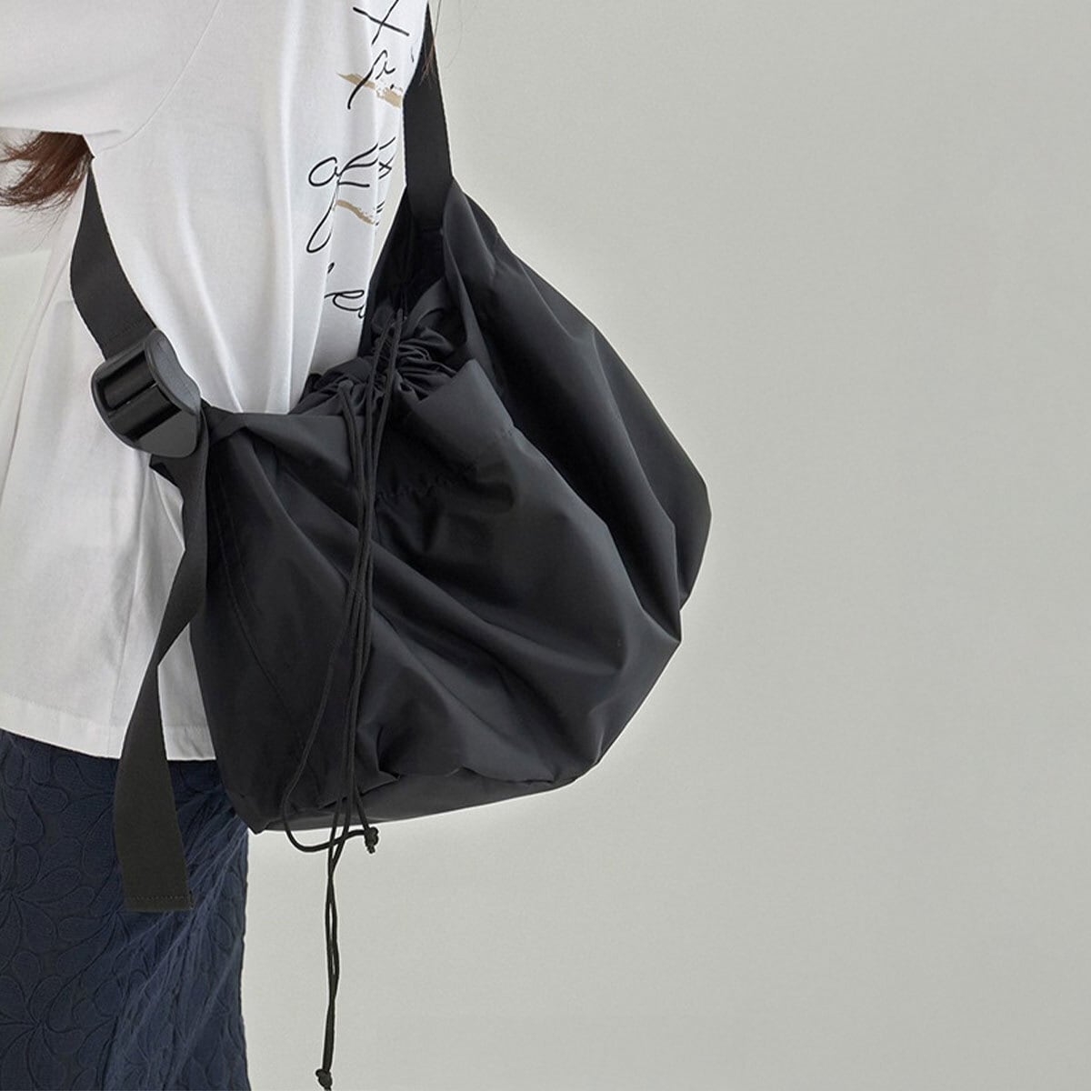 ナイロン ショルダー バッグ レディース メンズ 大容量 通勤 通学 学生 A4 韓国 おしゃれ 大人 シンプル カジュアル ブラック 黒 巾着バッグ 大人可愛い 大人女子