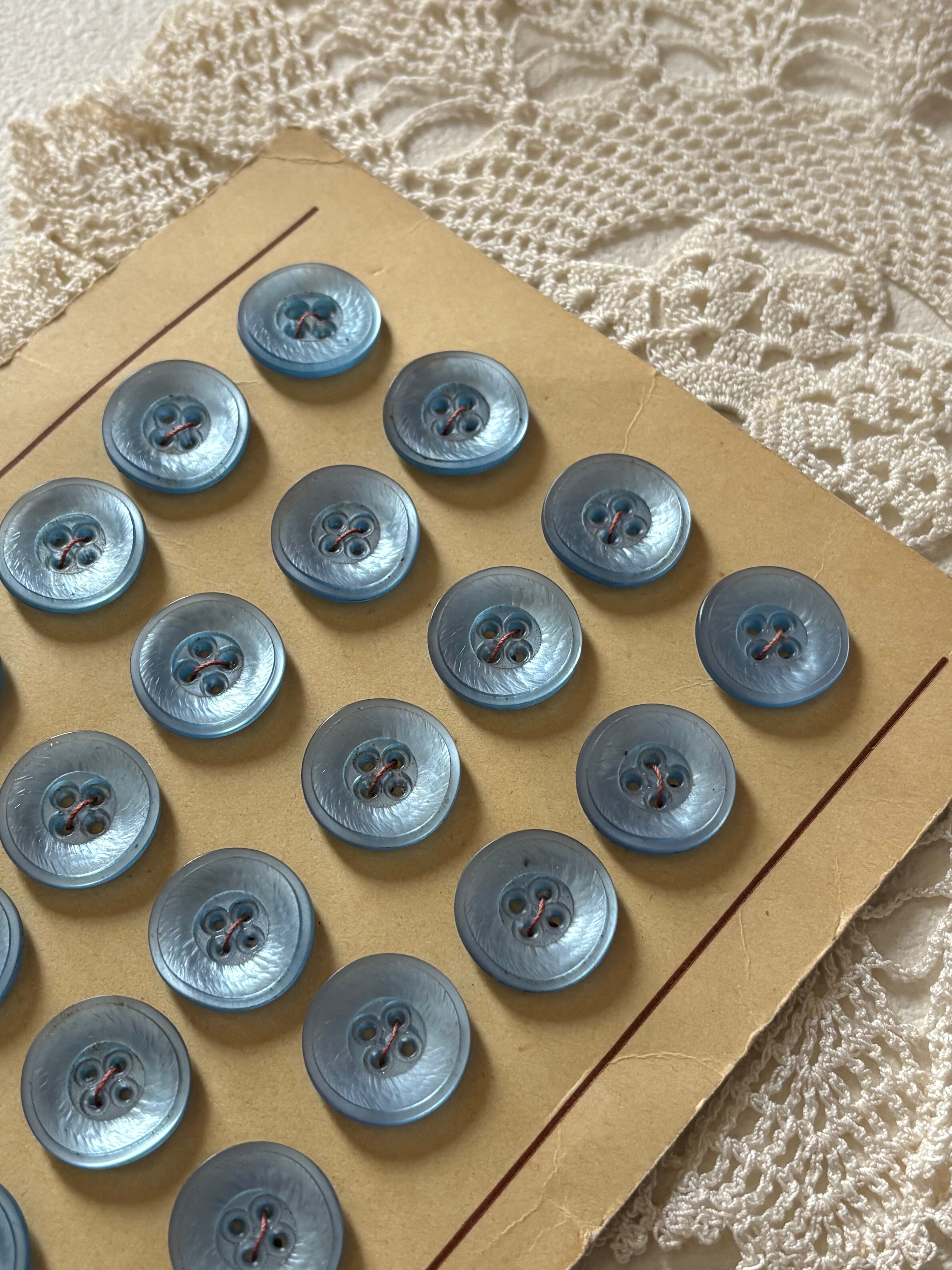 17mm フランス ヴィンテージボタン ライトブルー 1960年代〜 四つ穴 アクセサリーパーツ デコレーション材 カルトナージュ