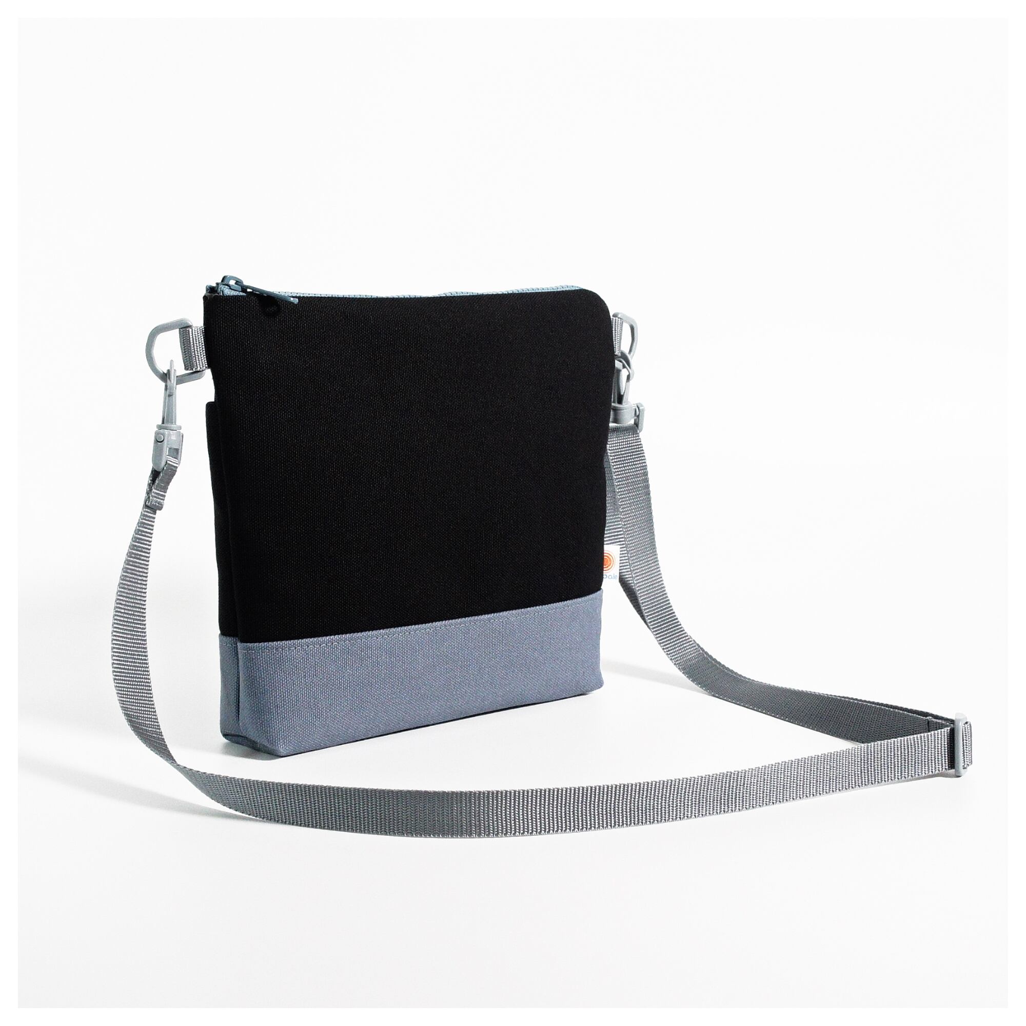 オトナ女子のコーデにも合う帆布のスクエアサコッシュ（ブラック+アッシュグレー）