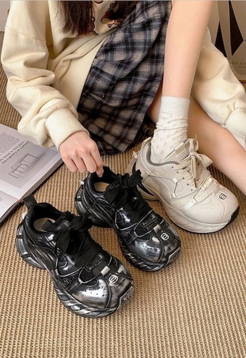 [2カラー] 2025 可愛い レディース ボリュームソール スニーカー 厚底靴 シューズ ファッション系 脚長効果 美脚見え 学生 通学 シンプル カジュアル靴