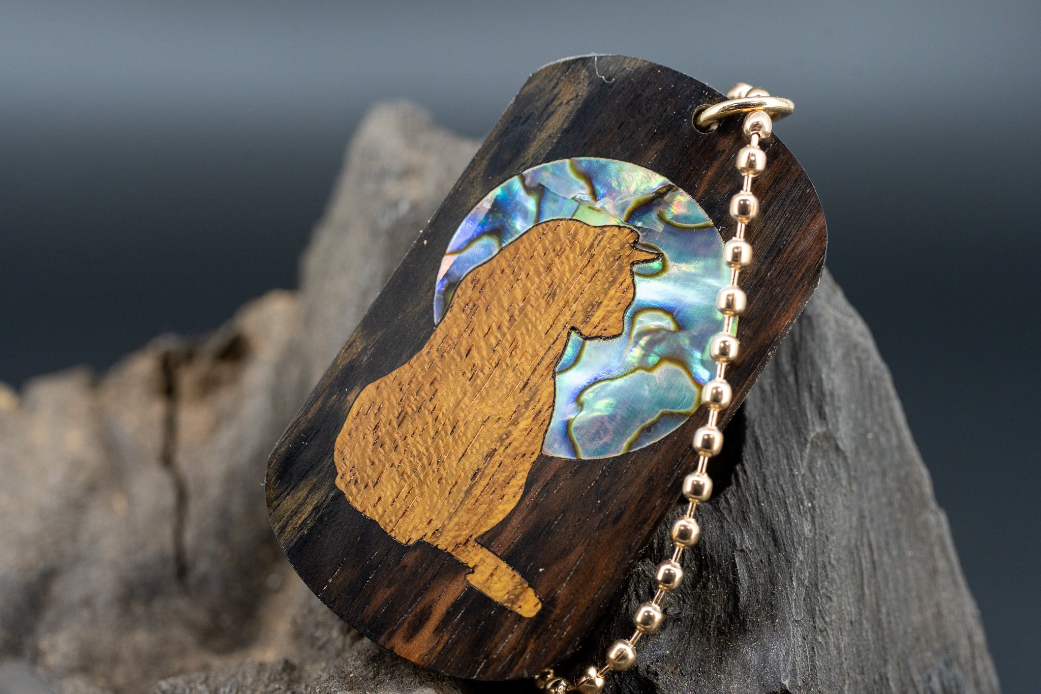 【 染色の美 】 ムンエボニー ドッグタグ 象嵌 横を向く上品な猫