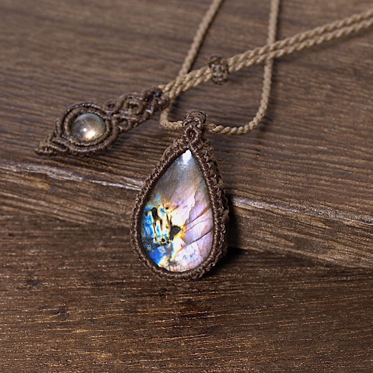 【一点物】ラブラドライトのドロップルースを包んだマクラメネックレスNo.16