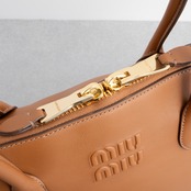 MIU MIU エンボスロゴ レザー ハンドバッグ コニャック