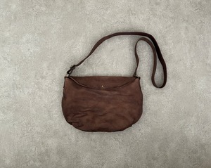 Semicircular shoulder bag with lid (M) chocolate 　フタつき半円型ショルダーバッグ（M）　チョコ　＜C＞