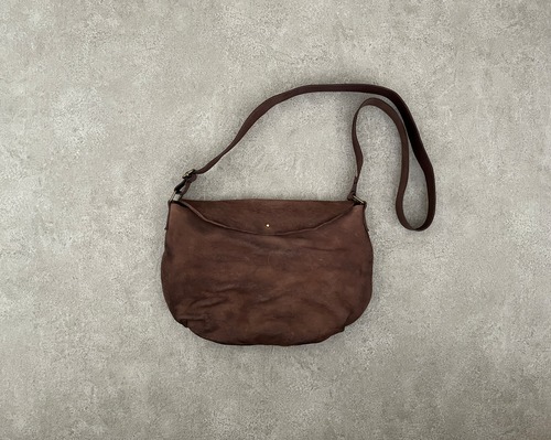 Semicircular shoulder bag with lid (M) chocolate フタつき半円型ショルダーバッグ(M) チョコ <C>