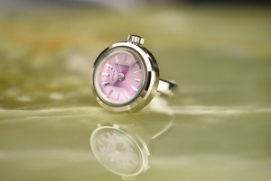 【ビンテージ時計】1974年10月製造　シチズン指輪時計　日本製　淡いピンクの桜カラー文字盤