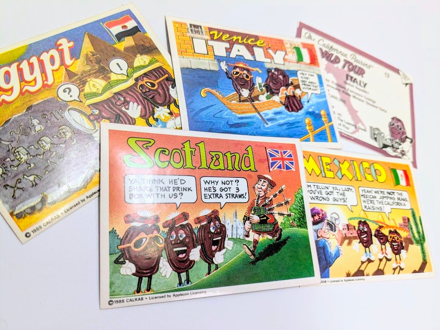 ☆送料無料！☆1988年製【 The California Raisins ( カリフォルニアレーズン ) World Tour 】VINTAGE トレーディングカード単品 （1個=5STICKER CARDS）〚アメリカン雑貨 アメトイ〛