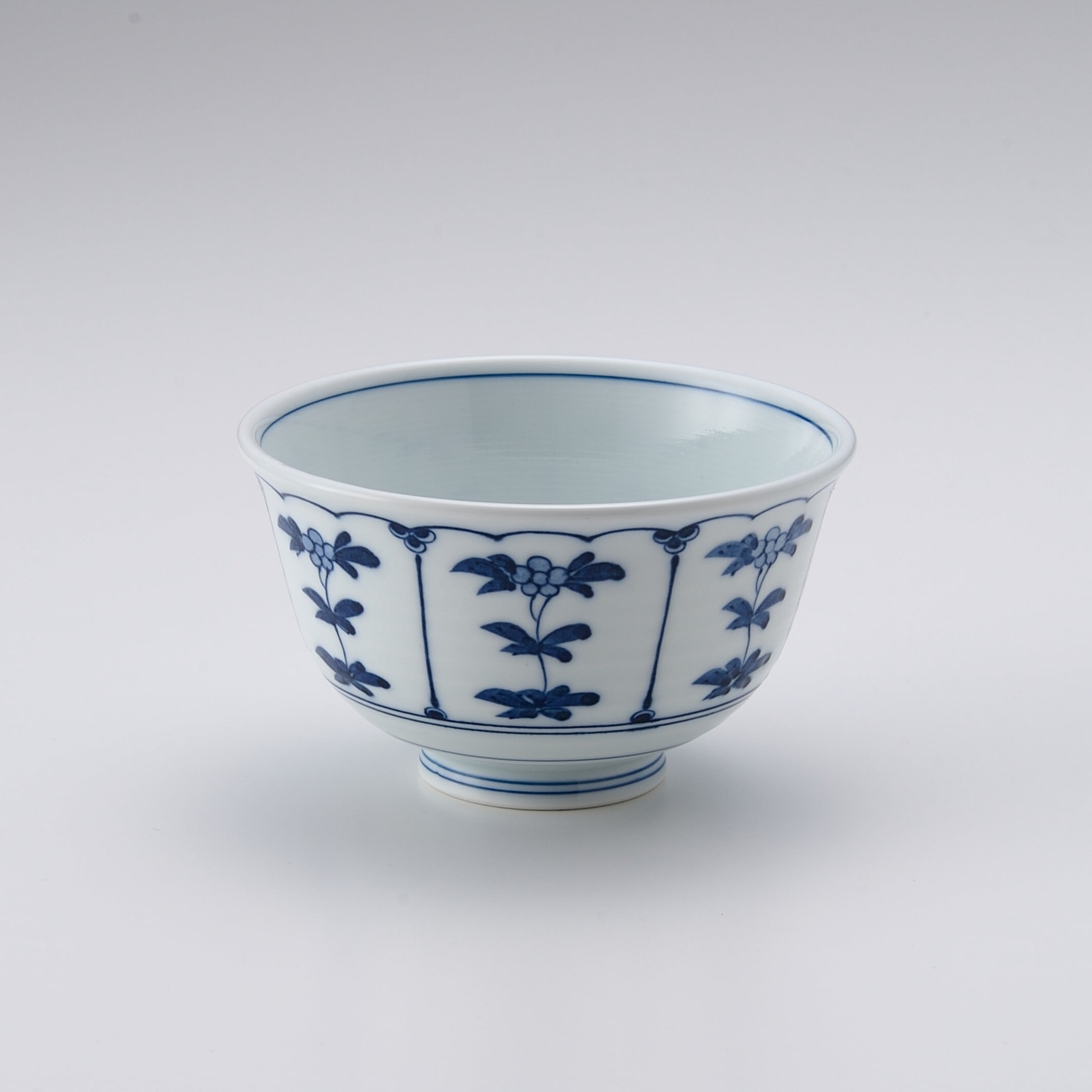伊万里焼】青白磁二重菊 四・五寸皿 | 和食器のすべて
