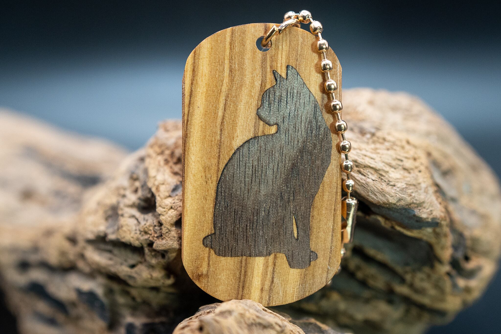 【平和のシンボル】 オリーブ ドッグタグ象嵌 優雅に座る猫