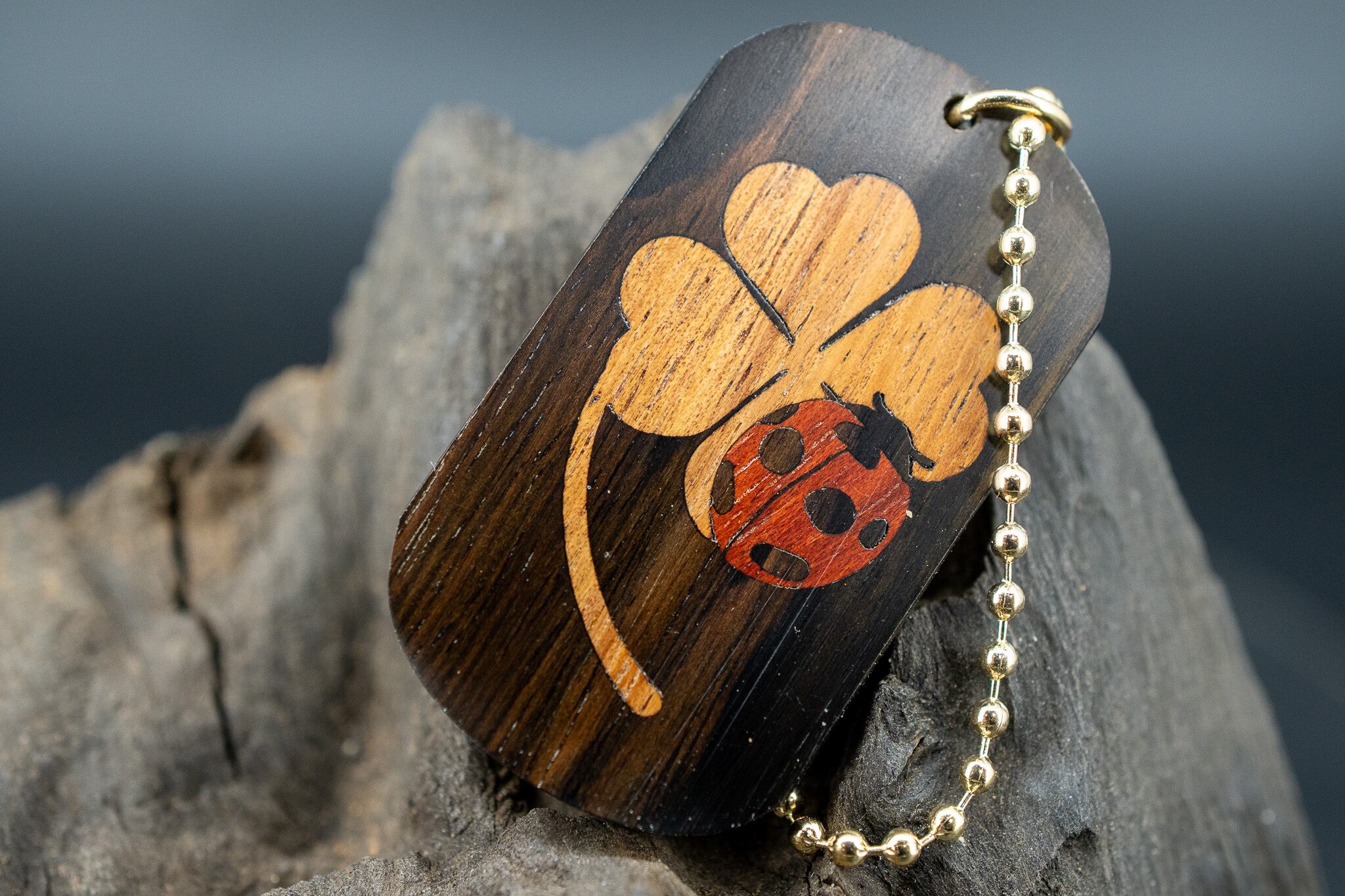 ※【 染色の美 】 ムンエボニー ドッグタグ 象嵌 幸運を運ぶナナホシテントウ