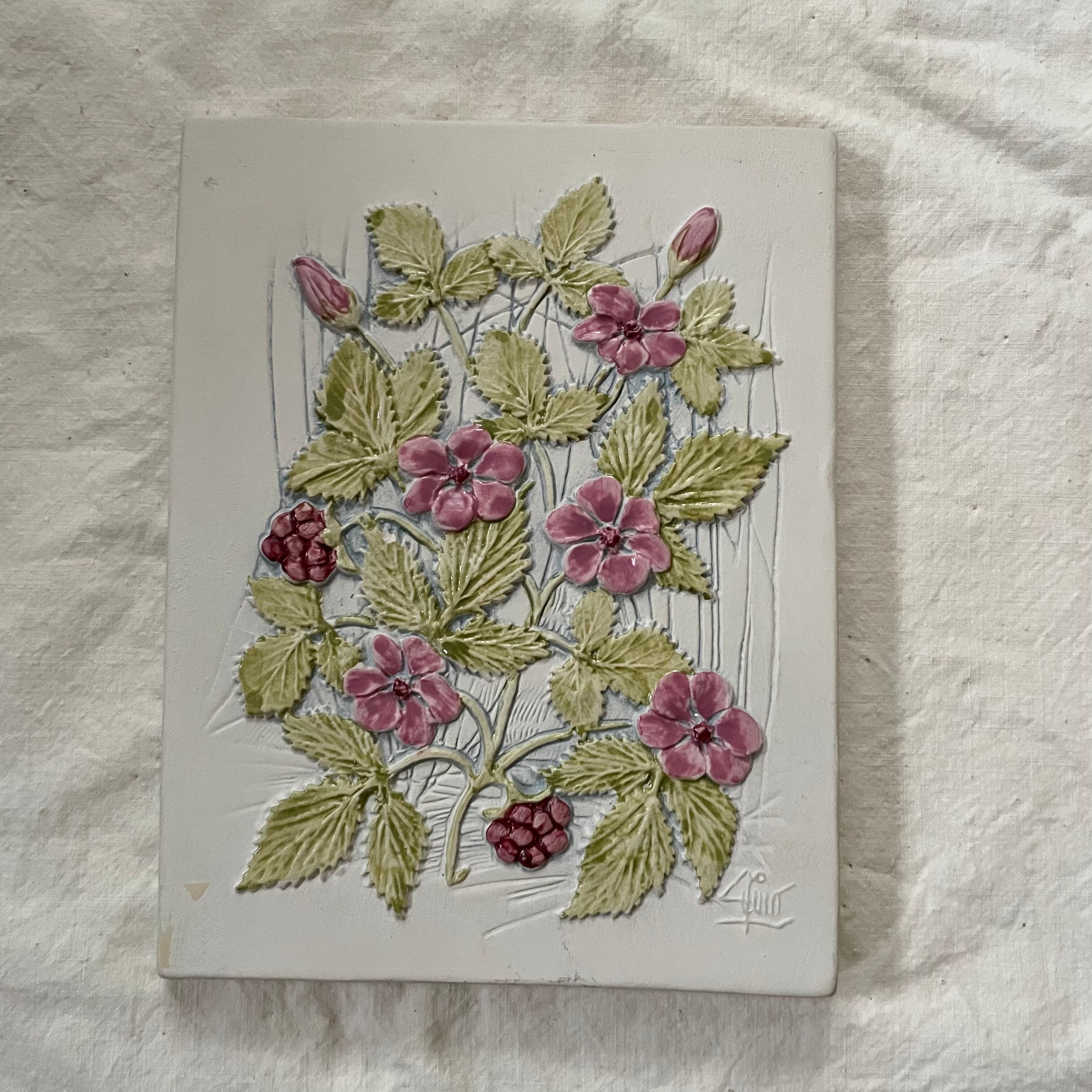 白地にピンクの花の陶板