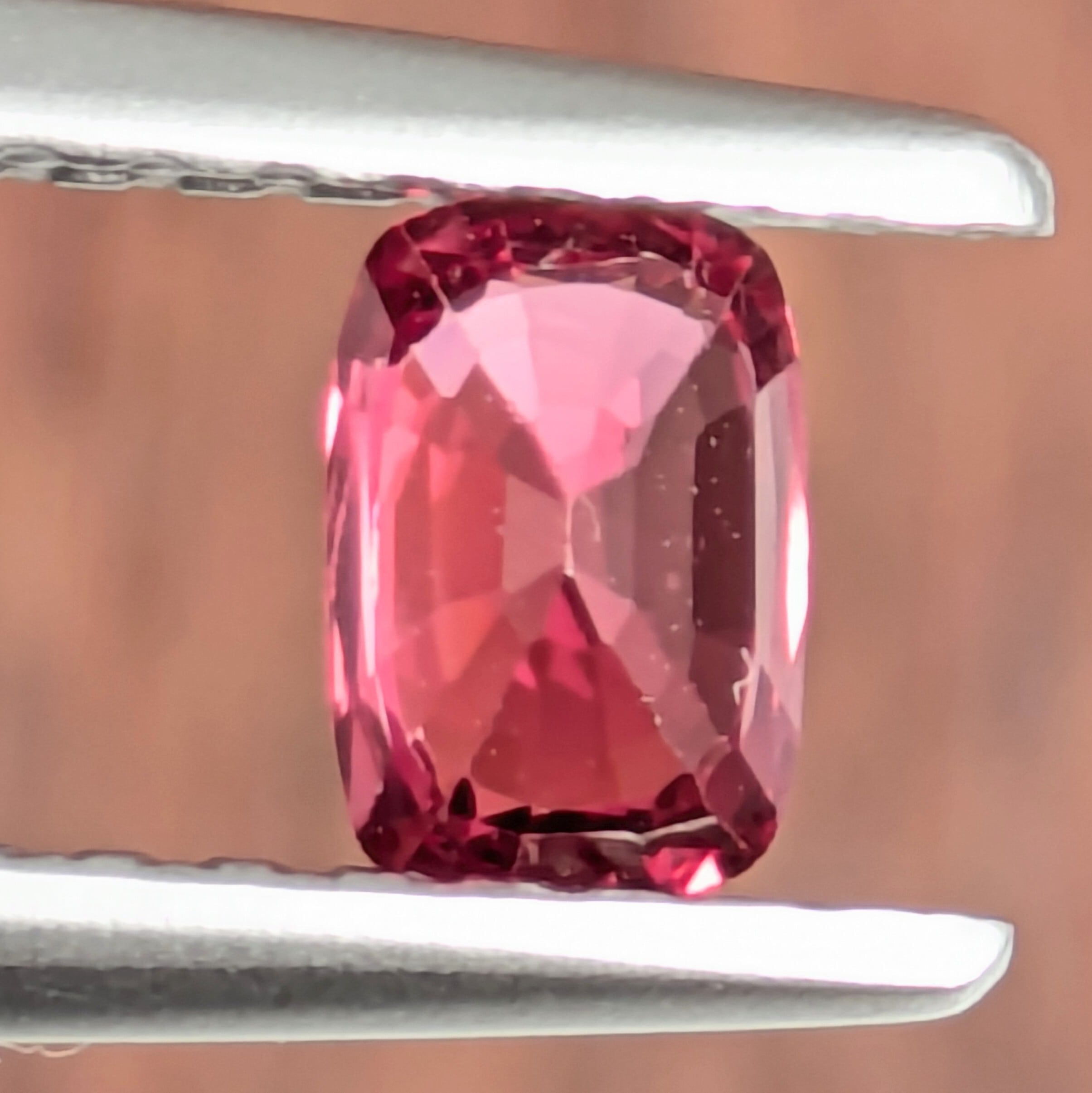 ホットピンクスピネル ルース ミャンマー・モゴック産 【0.34ct
